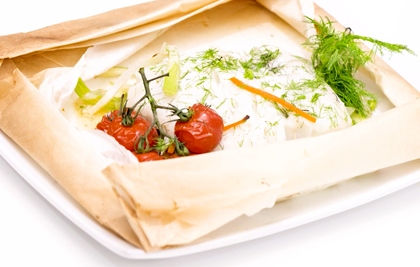 PAPILLOTE DE MERLUZA CON VERDURAS Y ENSALADA DE ESPINACAS CON CHAMPIÑONES